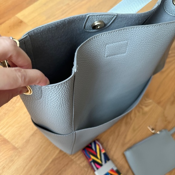 Convertible pebbled bucket bag - Picture 3 of 10